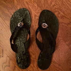 Tory Burch Women’s 8M Thora Black Patent Leather Thong Flip Flop Sandals.
